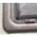 Hobby Wohnwagenfenster Parapress gebraucht ca 93 x 58 PPGY-RX D2167 aus Hobby 650/710 (1999/2000) Sonderpreis BUGFENSTER (Risse/Microrisse) - unten Rechts Hobby-Logo